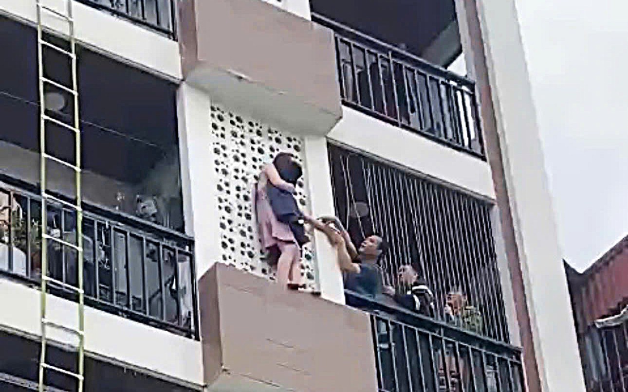 Cận cảnh màn giải cứu nghẹt thở người phụ nữ bị xe tải cuốn vào gầm- Ảnh 4.