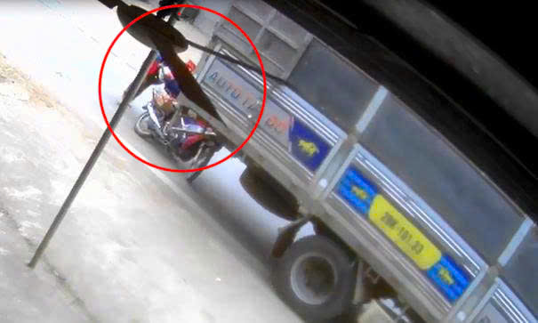 Cận cảnh màn giải cứu nghẹt thở người phụ nữ bị xe tải cuốn vào gầm- Ảnh 1.