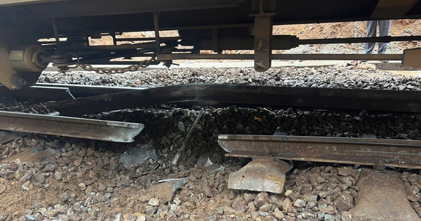 Tàu hàng trật bánh trên đèo Hải Vân