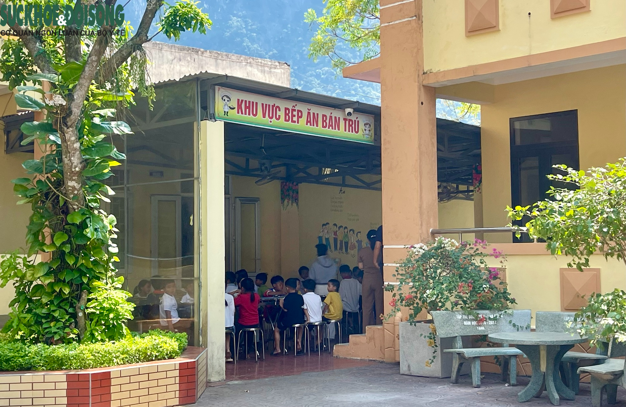 Vượt khó để học sinh vùng cao có những bữa cơm ngon, an toàn tại trường- Ảnh 3.