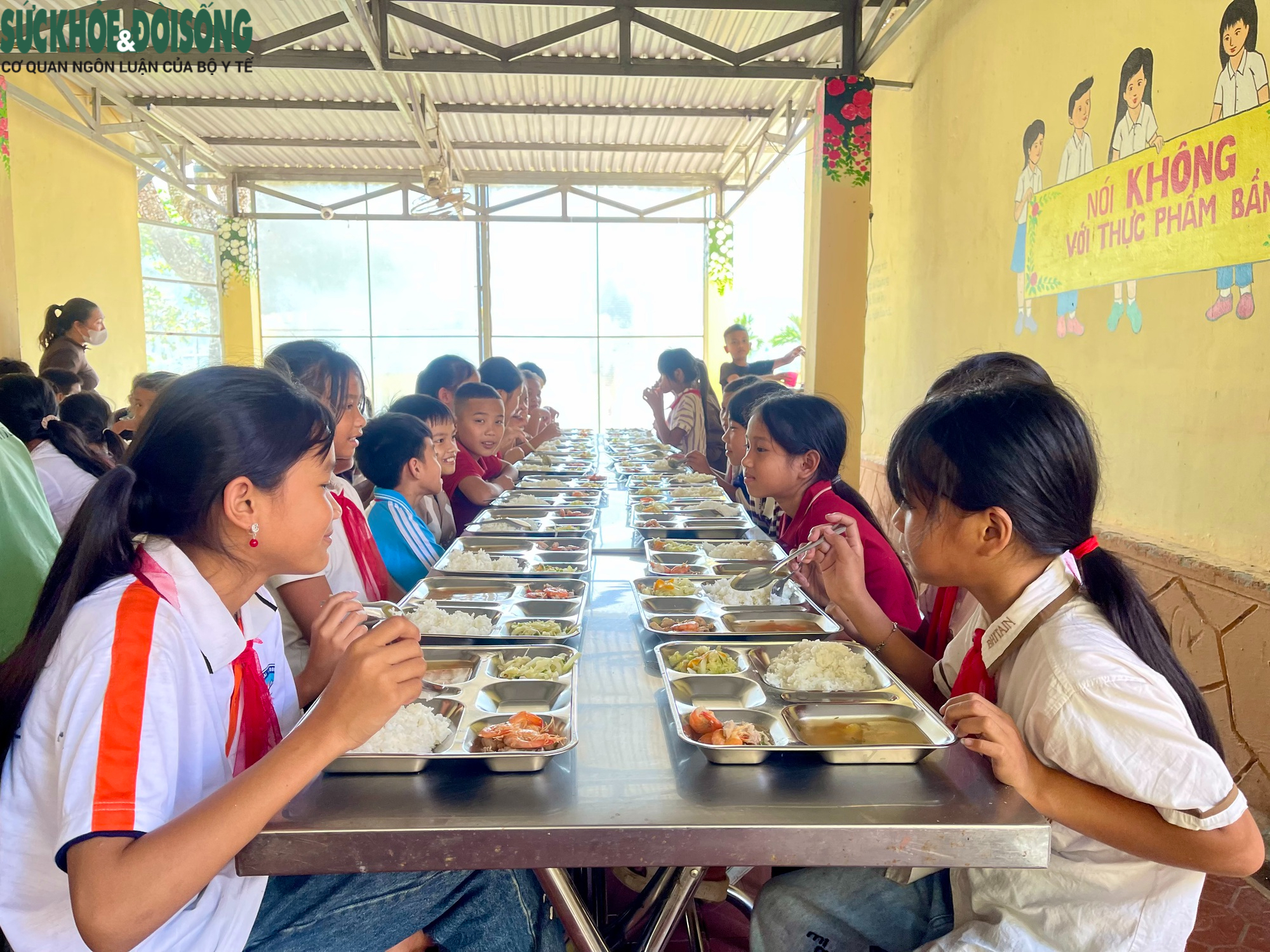 Vượt khó để học sinh vùng cao có những bữa cơm ngon, an toàn tại trường- Ảnh 12.
