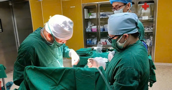 Cứu sống người đàn ông bị thủng đường tiêu hóa nhiều lần ở Quảng Ninh