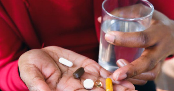 Dấu hiệu cảnh báo cơ thể dư thừa vitamin