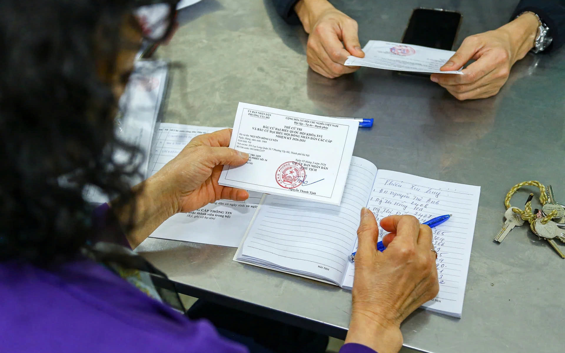 Tấm thẻ cử tri và những nhịp gõ cửa ấm lòng