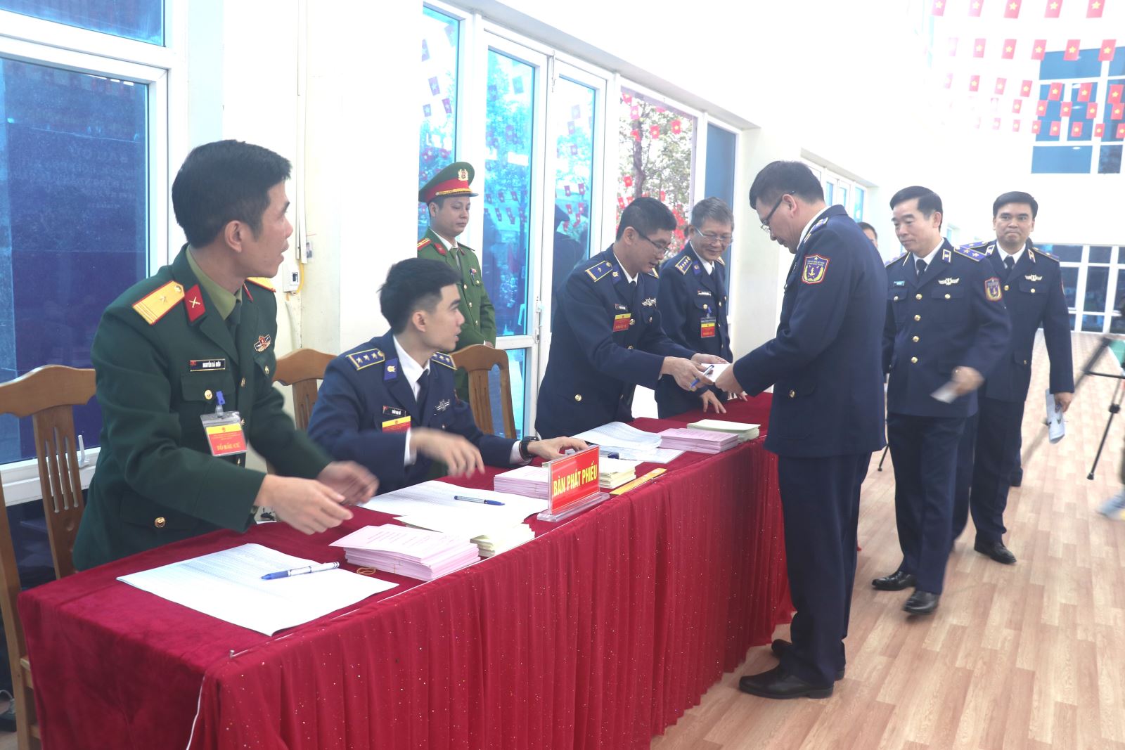 Những người được kiểm phiếu sau khi kết thúc bầu cử- Ảnh 1.