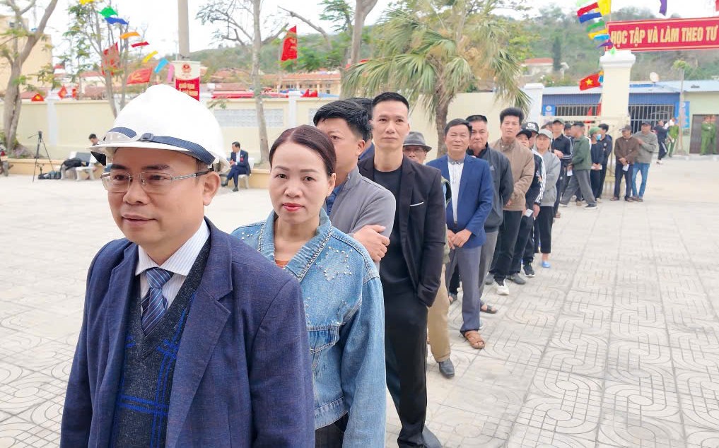 Hình ảnh cử tri đặc khu Bạch Long Vĩ đi bầu cử sớm một ngày- Ảnh 8.