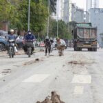 Hà Nội: Xe tải làm rơi đất trên đường, CSGT truy tận công trường xử lý