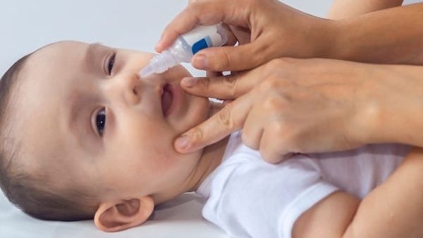 Chuyên gia cảnh báo: Nguy cơ nhiễm khuẩn, trầy xước mắt của thói quen sang chiết nước muối sinh lý tại nhà- Ảnh 3.