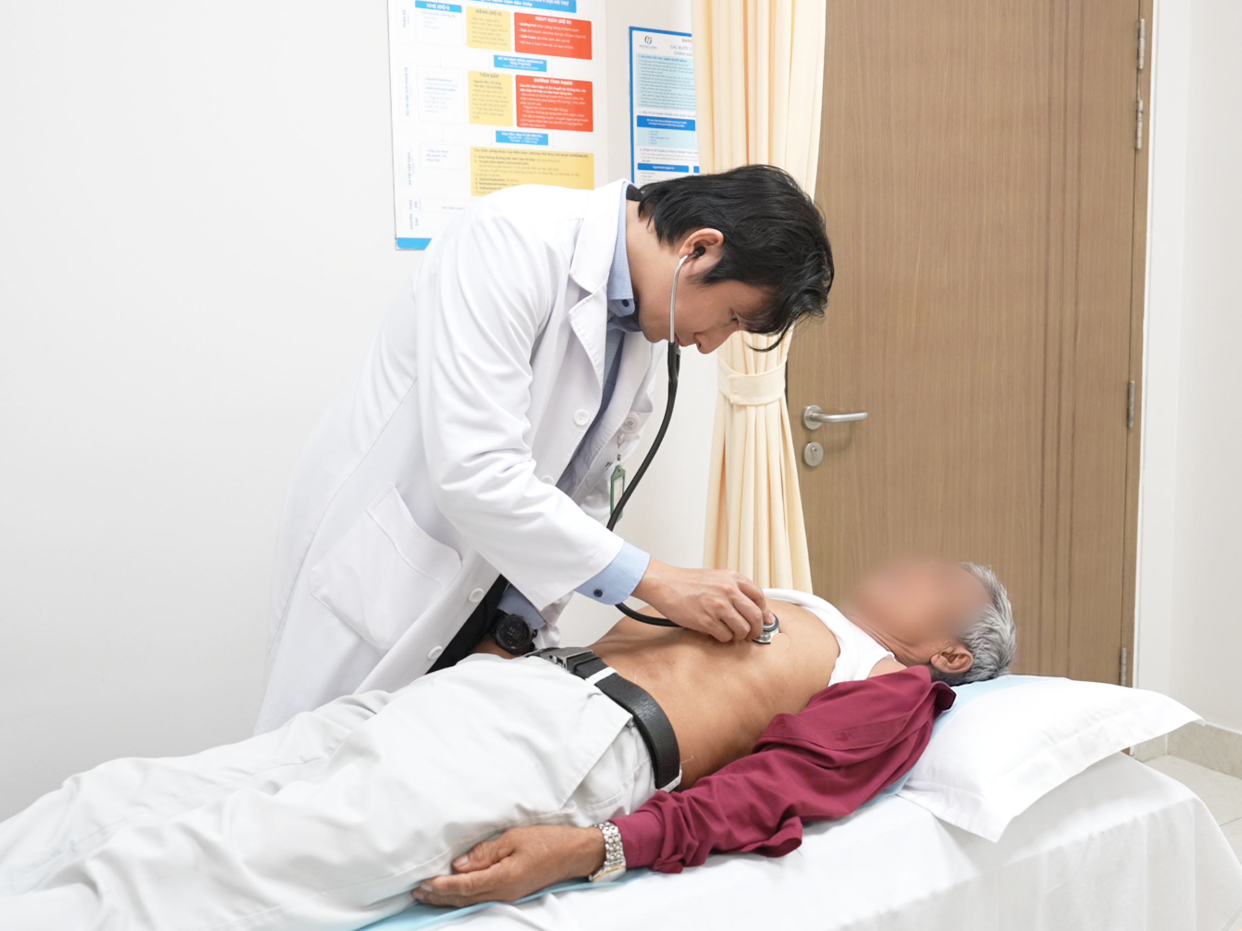 Bệnh viện Phương Đông: Nghẹt thở khơi thông 3 nhánh mạch vành hẹp khít, giành lại dòng máu nuôi tim cho bệnh nhân 72 tuổi- Ảnh 1. Bệnh viện Phương Đông: Nghẹt thở khơi thông 3 nhánh mạch vành hẹp khít, giành lại dòng máu nuôi tim cho bệnh nhân 72 tuổi- Ảnh 1.