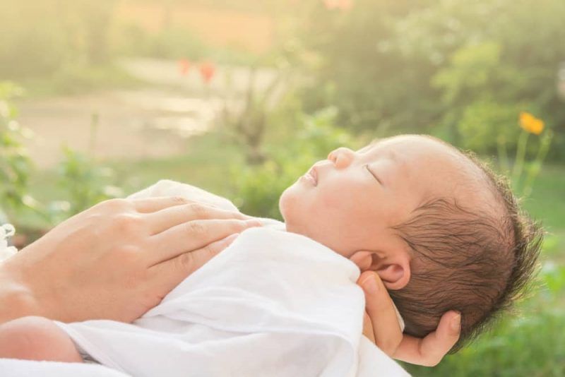 Phân biệt mồ hôi trộm sinh lý và bệnh lý ở trẻ- Ảnh 1.