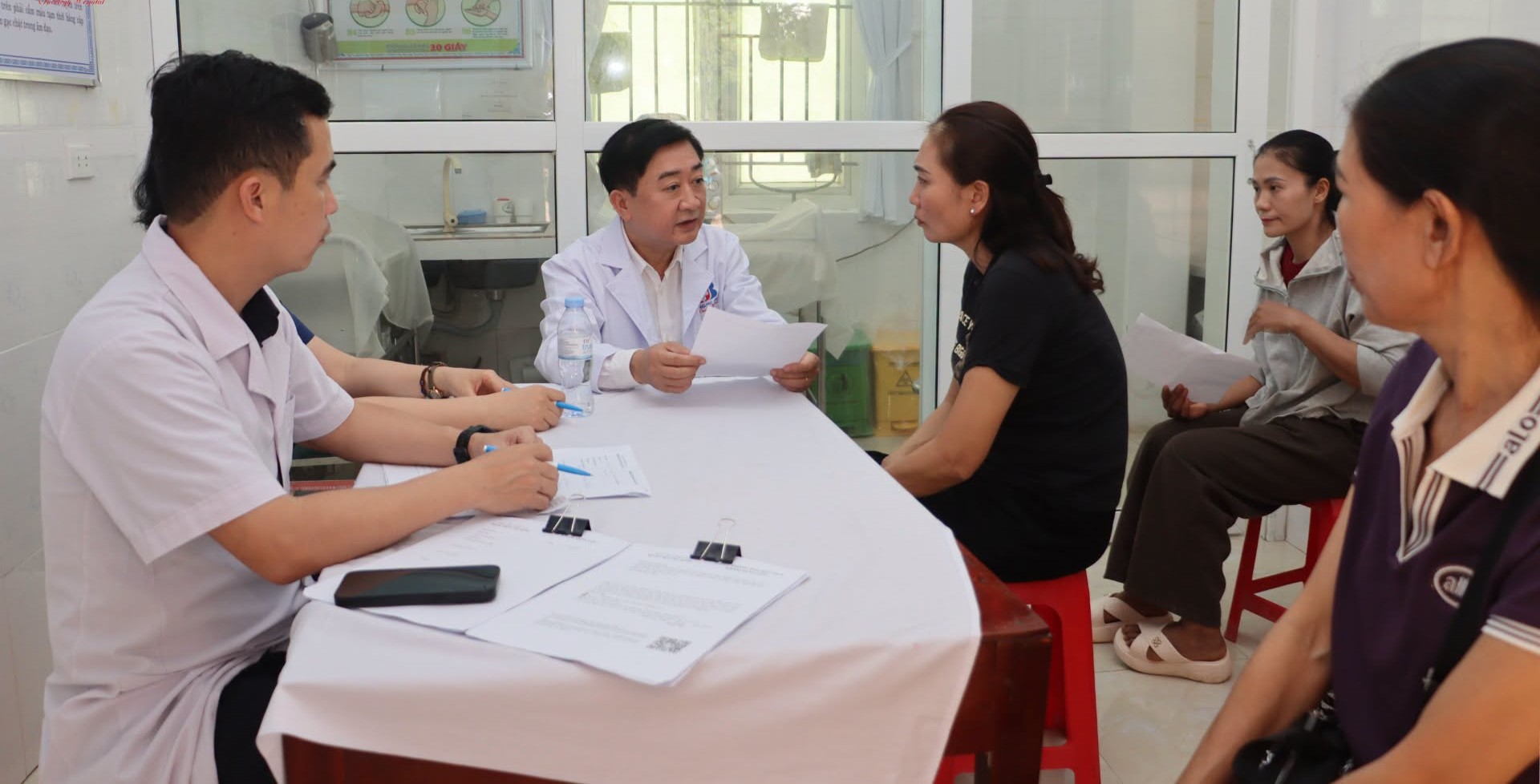 Đưa kỹ thuật tầm soát ung thư về tận cơ sở, hơn 450 người dân được khám miễn phí- Ảnh 1. Đưa kỹ thuật tầm soát ung thư về tận cơ sở, hơn 450 người dân được khám miễn phí- Ảnh 1.