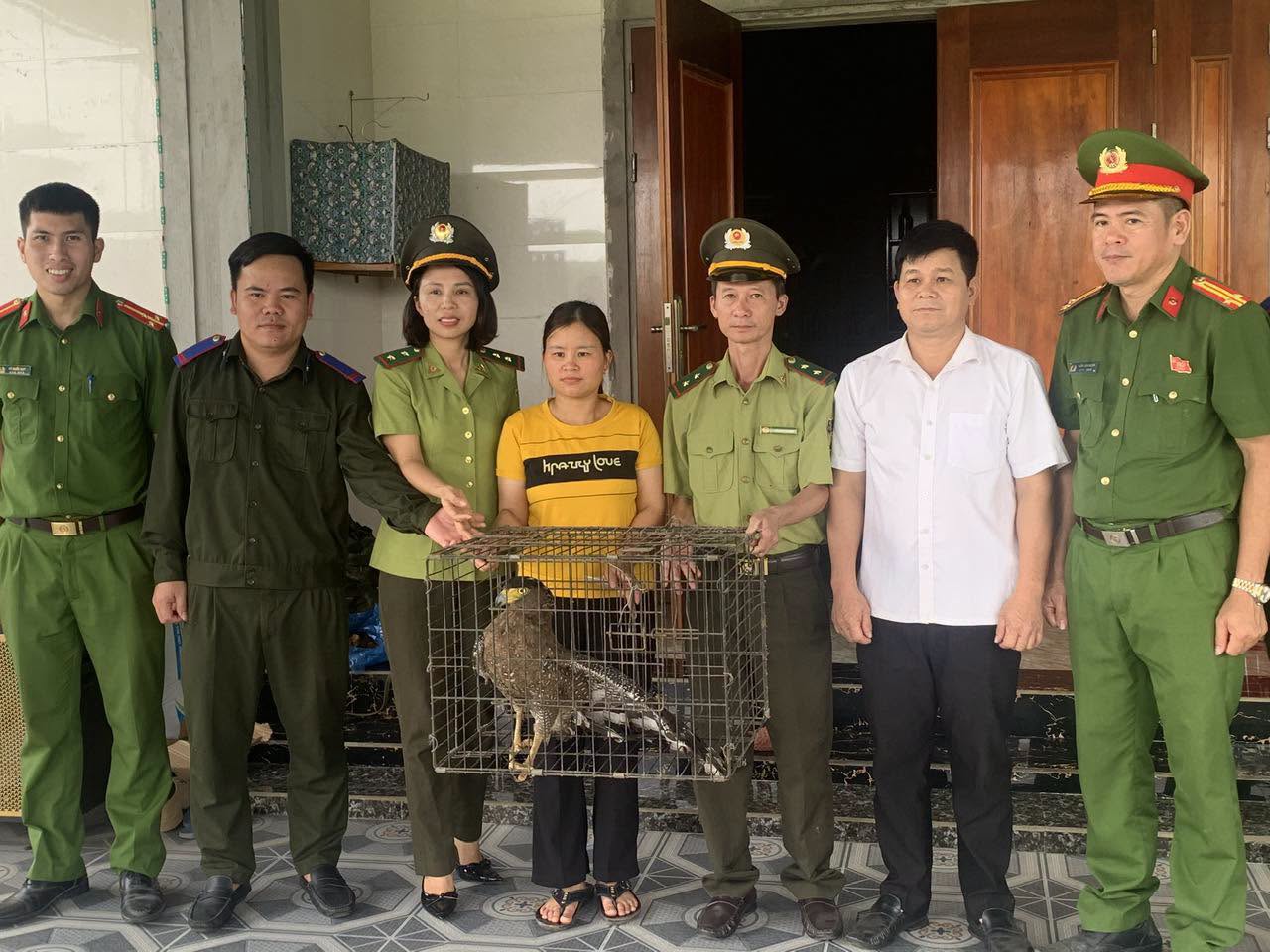 Người dân tự nguyện giao nộp 2 cá thể động vật quý hiếm- Ảnh 1. Người dân tự nguyện giao nộp 2 cá thể động vật quý hiếm- Ảnh 1.