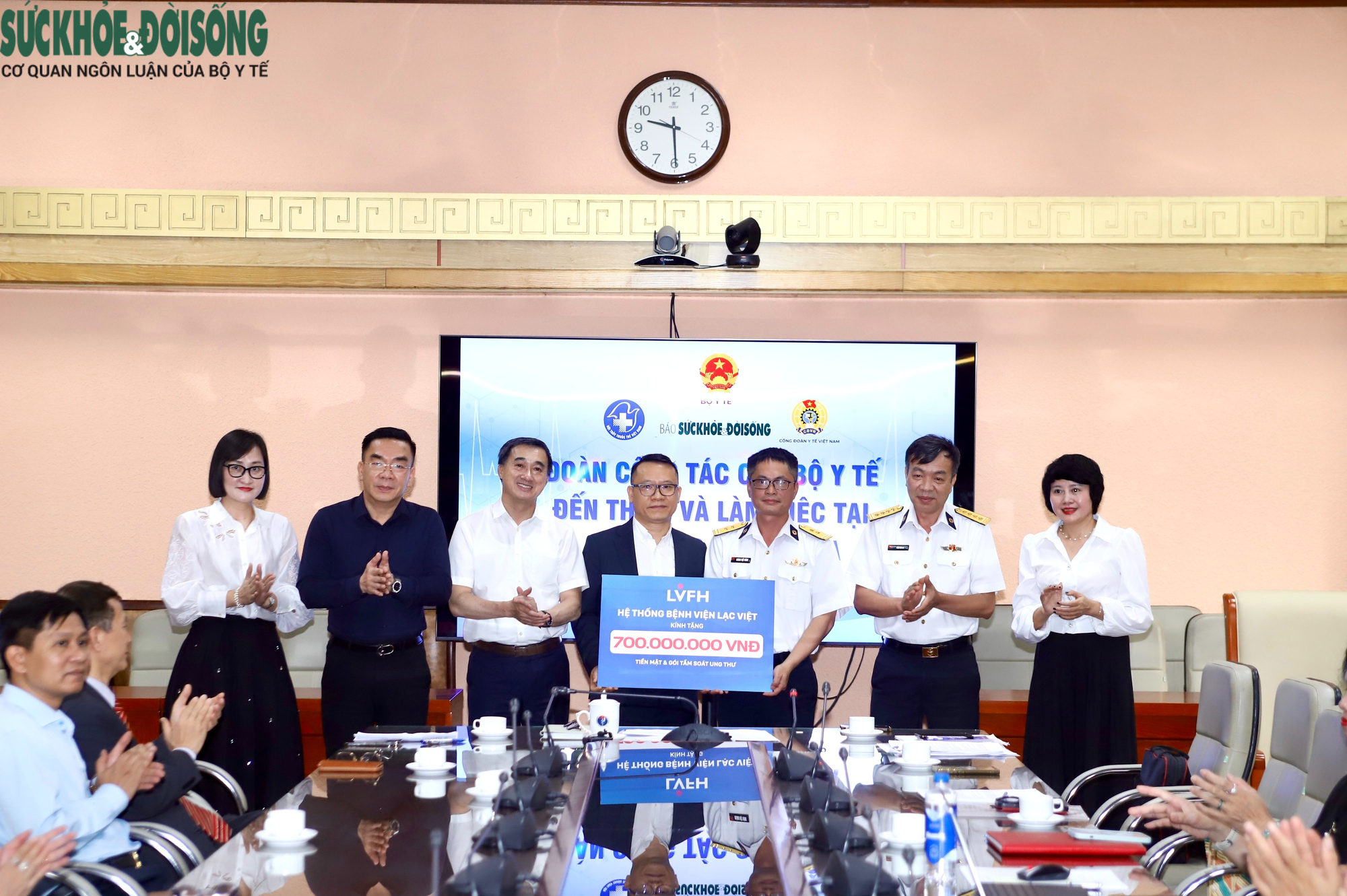 Bộ Y tế tiếp nhận nghĩa tình từ đất liền, chuẩn bị cho chuyến công tác tại Trường Sa- Ảnh 7. Bộ Y tế tiếp nhận nghĩa tình từ đất liền, chuẩn bị cho chuyến công tác tại Trường Sa- Ảnh 7.