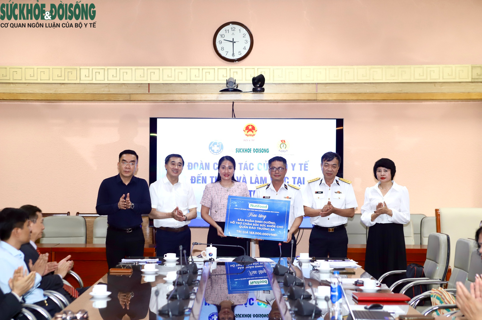 Bộ Y tế tiếp nhận nghĩa tình từ đất liền, chuẩn bị cho chuyến công tác tại Trường Sa- Ảnh 8. Bộ Y tế tiếp nhận nghĩa tình từ đất liền, chuẩn bị cho chuyến công tác tại Trường Sa- Ảnh 8.