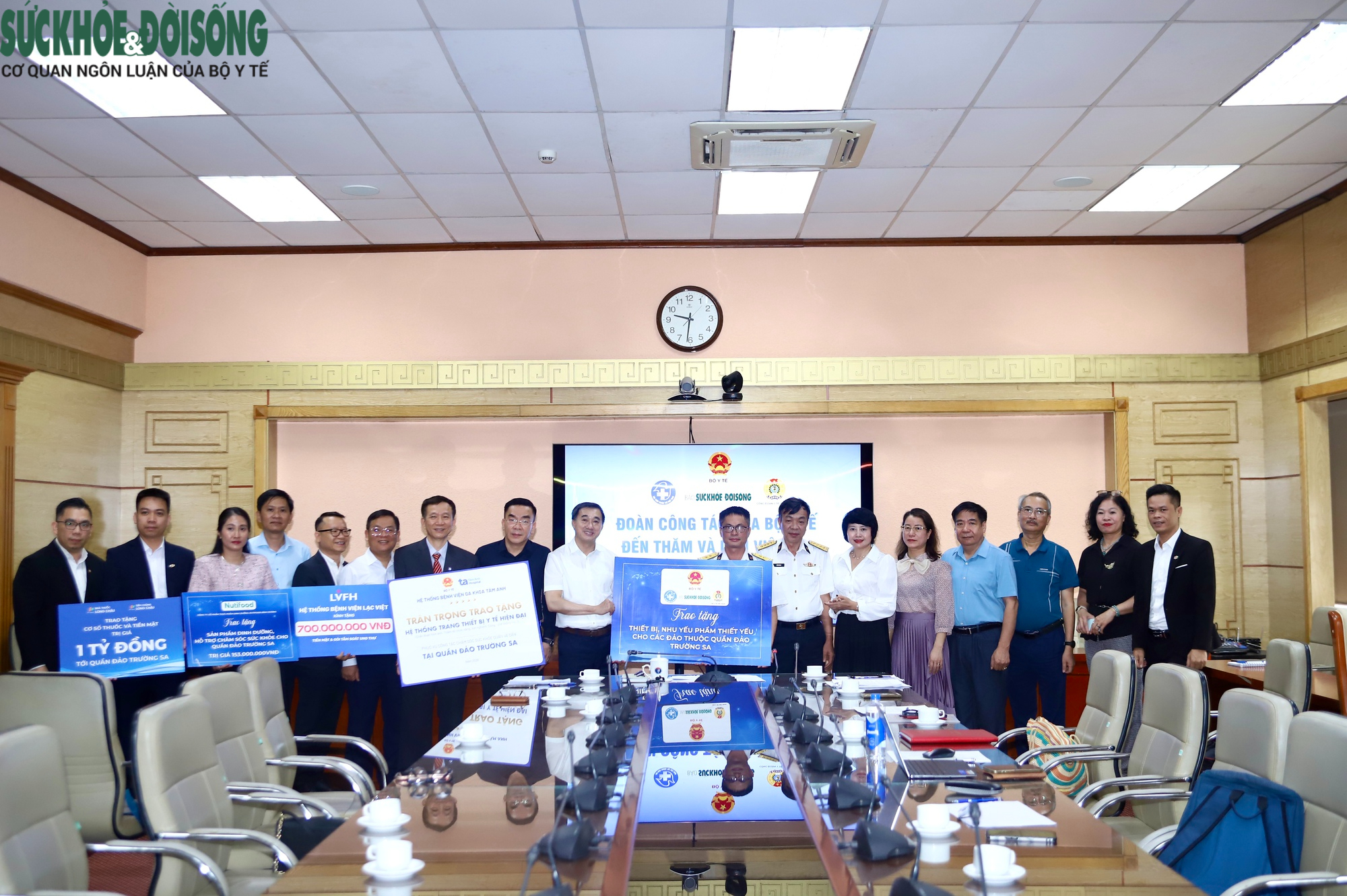 Bộ Y tế tiếp nhận nghĩa tình từ đất liền, chuẩn bị cho chuyến công tác tại Trường Sa- Ảnh 9. Bộ Y tế tiếp nhận nghĩa tình từ đất liền, chuẩn bị cho chuyến công tác tại Trường Sa- Ảnh 9.