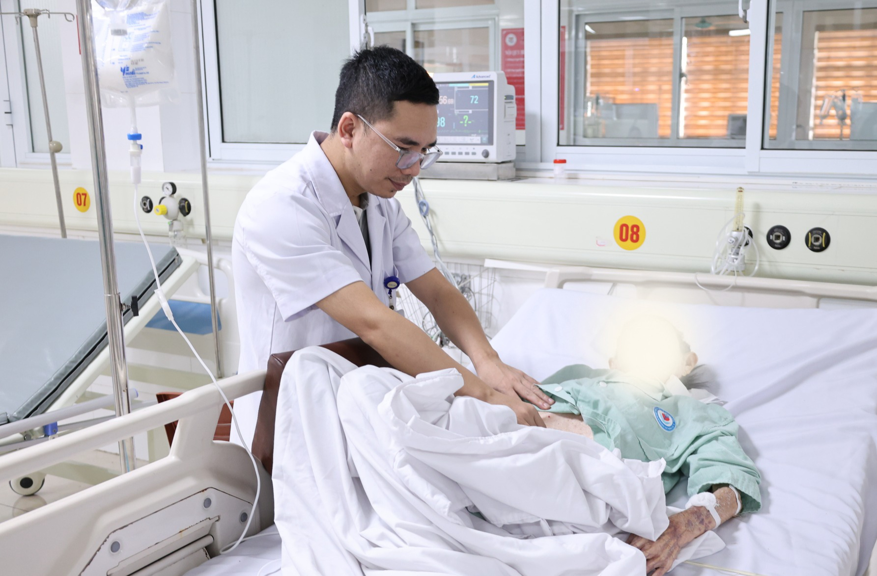 Cứu cụ bà 100 tuổi bị tắc ruột do dây chằng- Ảnh 1. Cứu cụ bà 100 tuổi bị tắc ruột do dây chằng- Ảnh 1.
