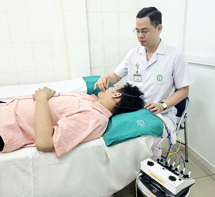 Ngâm bể sục, ngủ phòng điều hòa, nam sinh liệt mặt sau một đêm- Ảnh 2. Ngâm bể sục, ngủ phòng điều hòa, nam sinh liệt mặt sau một đêm- Ảnh 2.