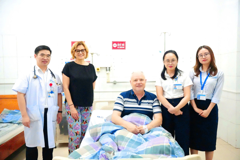 Cứu sống du khách Pháp bị nhồi máu cơ tim khi đang du lịch tại Quảng Ninh
- Ảnh 2. Cứu sống du khách Pháp bị nhồi máu cơ tim khi đang du lịch tại Quảng Ninh
- Ảnh 2.
