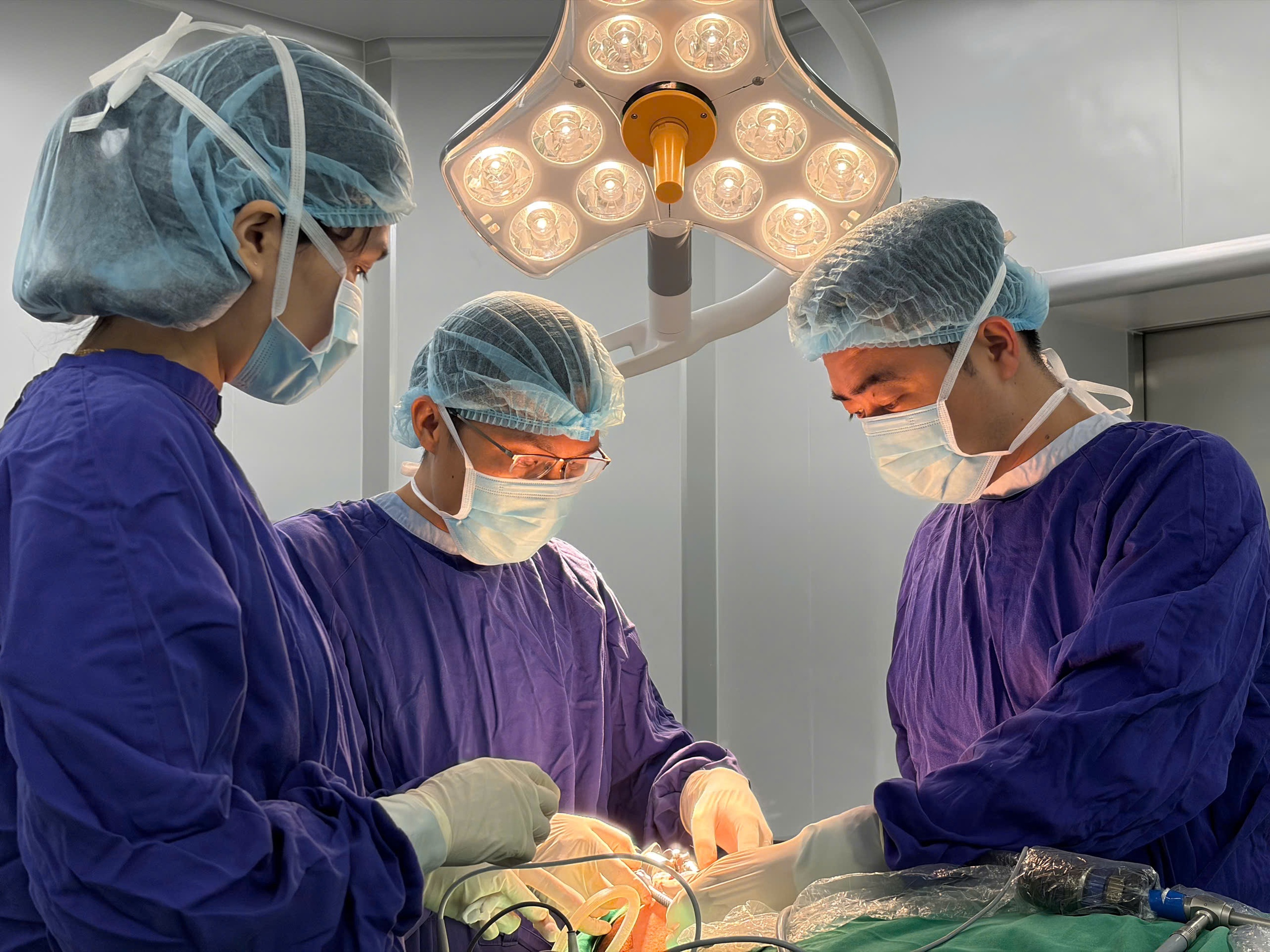 Vinmec Nha Trang tiên phong đưa kỹ thuật phẫu thuật nội soi điều trị ung thư tuyến giáp không sẹo về Khánh Hòa- Ảnh 1. Vinmec Nha Trang tiên phong đưa kỹ thuật phẫu thuật nội soi điều trị ung thư tuyến giáp không sẹo về Khánh Hòa- Ảnh 1.