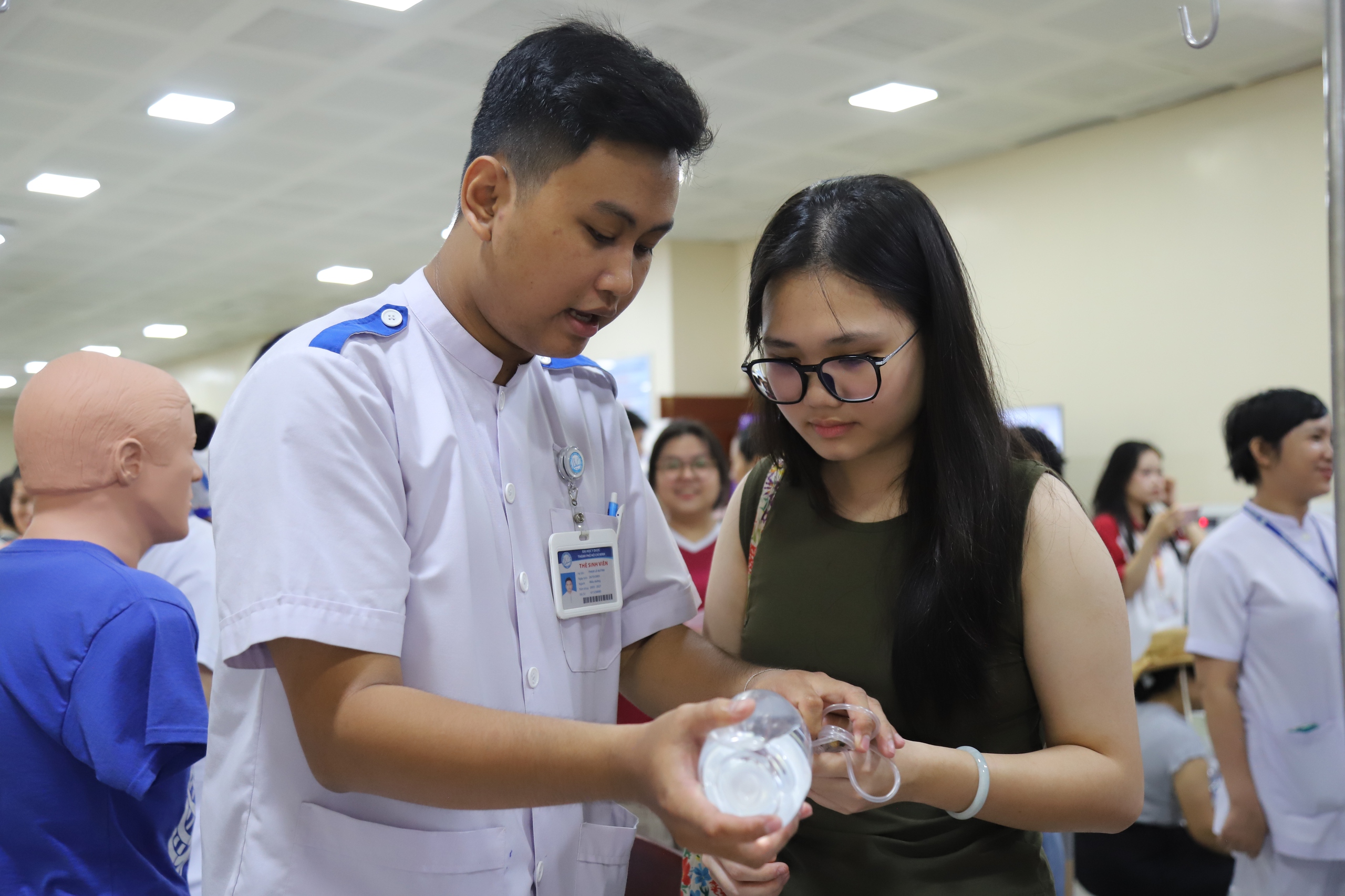 Hơn 3.000 học sinh, phụ huynh tham gia ngày hội tư vấn tuyển sinh y dược- Ảnh 3. Hơn 3.000 học sinh, phụ huynh tham gia ngày hội tư vấn tuyển sinh y dược- Ảnh 3.