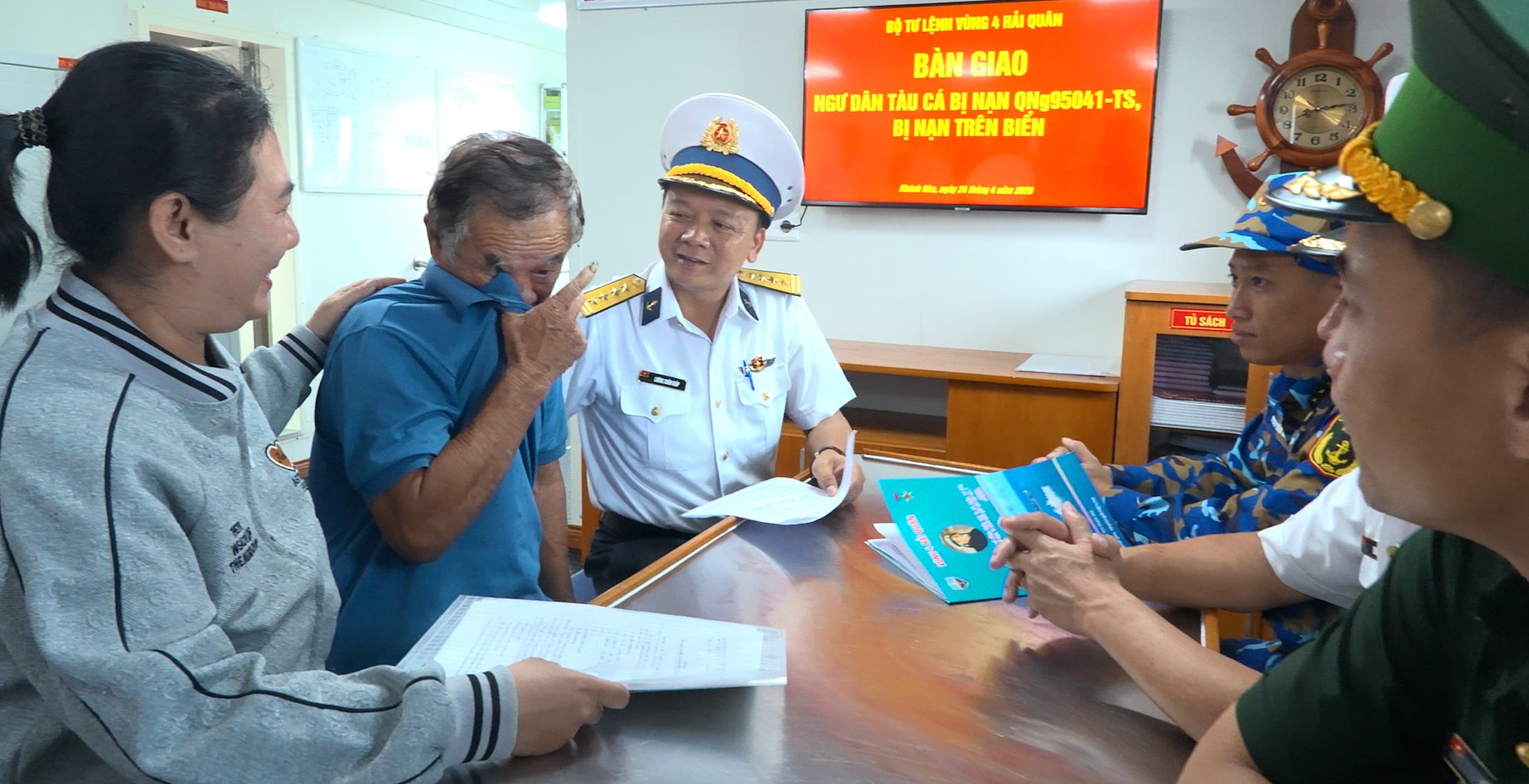 Bệnh xá đảo Song Tử Tây cứu chữa ngư dân đột ngột yếu người khi đang ăn cơm- Ảnh 2. Bệnh xá đảo Song Tử Tây cứu chữa ngư dân đột ngột yếu người khi đang ăn cơm- Ảnh 2.