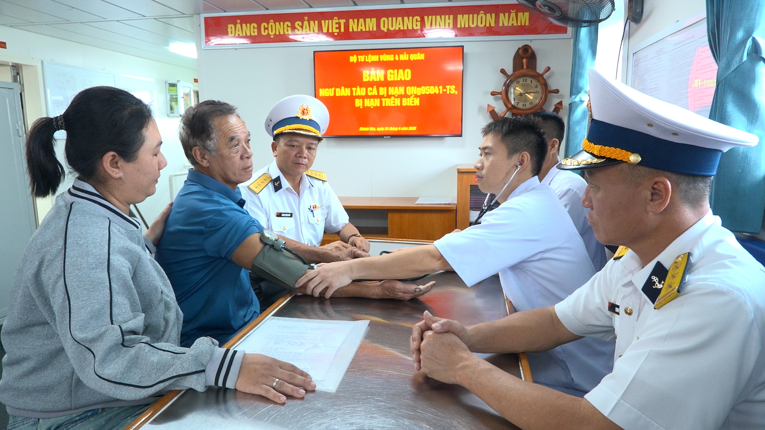 Bệnh xá đảo Song Tử Tây cứu chữa ngư dân đột ngột yếu người khi đang ăn cơm- Ảnh 3. Bệnh xá đảo Song Tử Tây cứu chữa ngư dân đột ngột yếu người khi đang ăn cơm- Ảnh 3.