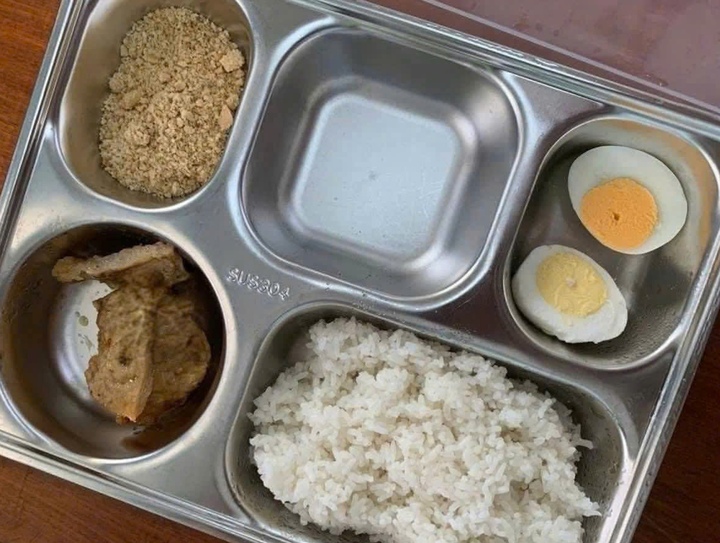 Xây dựng cơ chế giám sát để bữa ăn học đường không bị cắt xén- Ảnh 1. Xây dựng cơ chế giám sát để bữa ăn học đường không bị cắt xén- Ảnh 1.
