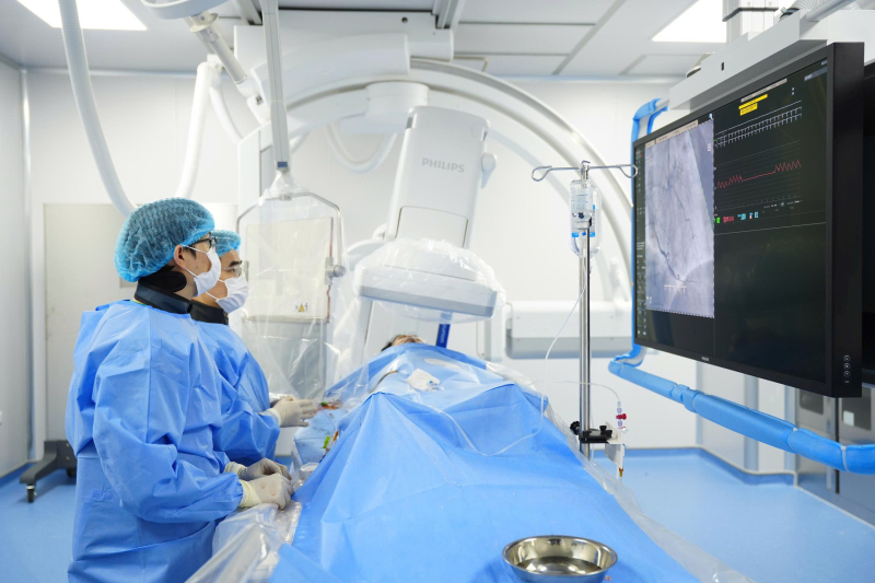 Cứu sống du khách Pháp bị nhồi máu cơ tim khi đang du lịch tại Quảng Ninh
- Ảnh 1. Cứu sống du khách Pháp bị nhồi máu cơ tim khi đang du lịch tại Quảng Ninh
- Ảnh 1.