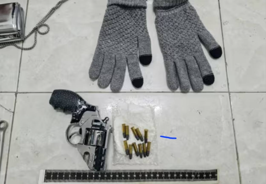 Bắt giữ 2 người trộm túi xách hàng hiệu, phát hiện thêm súng tự chế- Ảnh 2. Bắt giữ 2 người trộm túi xách hàng hiệu, phát hiện thêm súng tự chế- Ảnh 2.