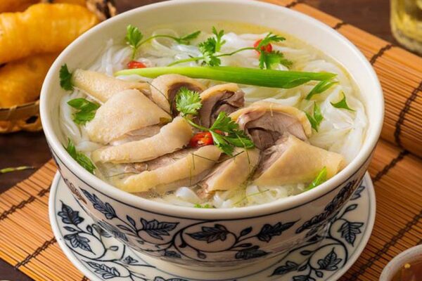 Một bát phở gà chứa bao nhiêu calo và 5 nhóm người cần thận trọng khi ăn