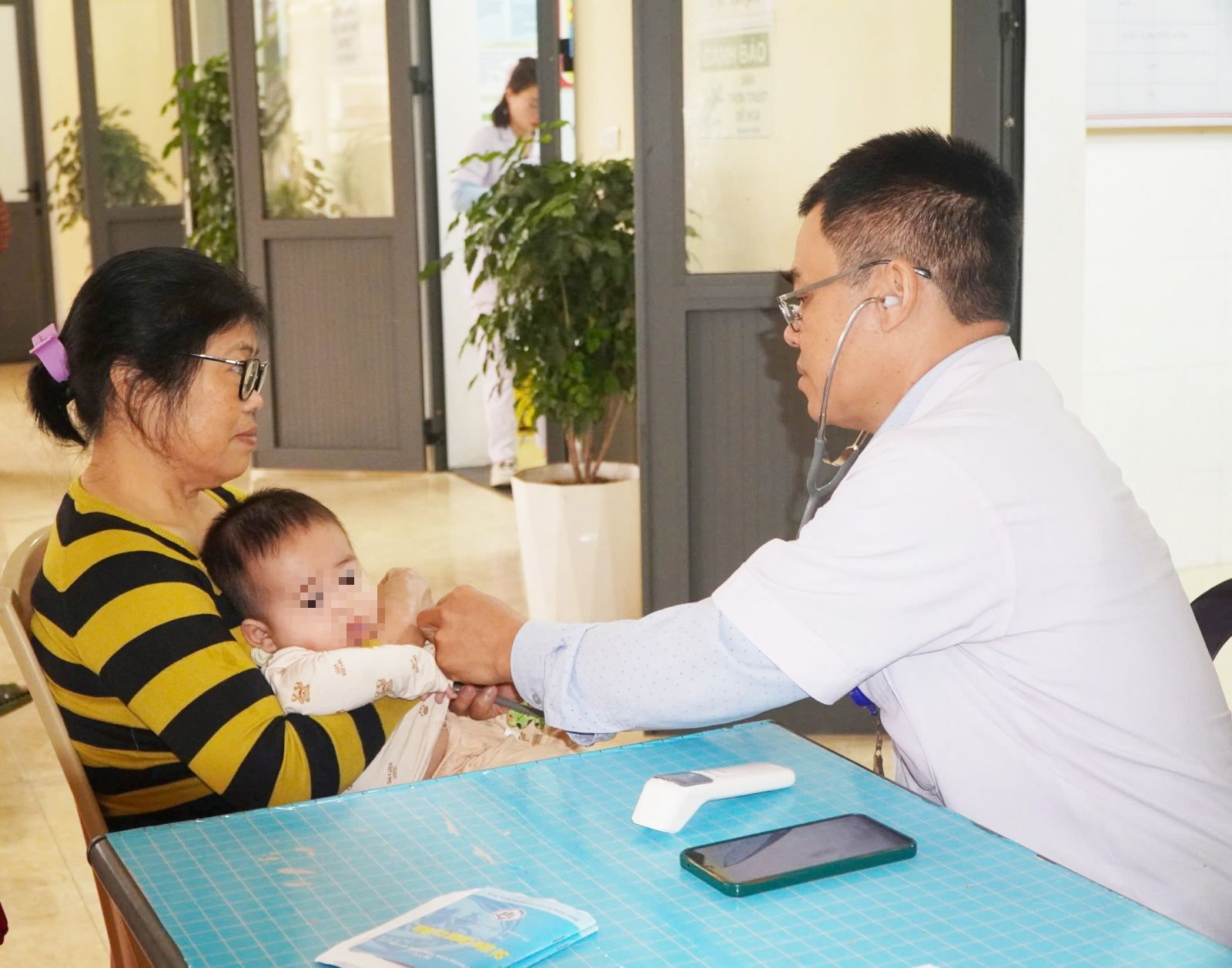 Hà Tĩnh giữ vững 'lá chắn miễn dịch' từ những mũi tiêm- Ảnh 2. Hà Tĩnh giữ vững 'lá chắn miễn dịch' từ những mũi tiêm- Ảnh 2.