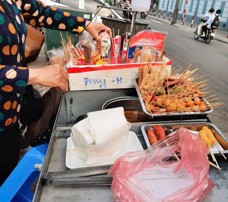 Khi bán thức ăn không đeo găng tay có thể bị phạt 4 triệu đồng- Ảnh 1.