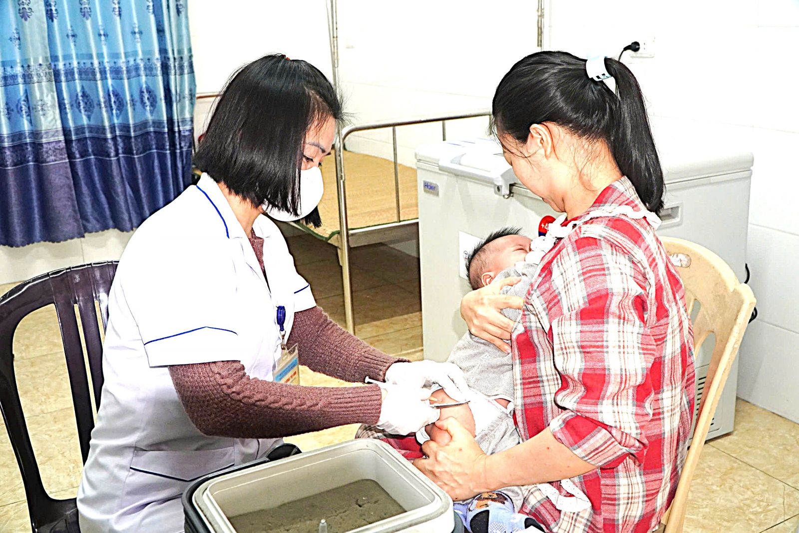 Hà Tĩnh giữ vững 'lá chắn miễn dịch' từ những mũi tiêm- Ảnh 3. Hà Tĩnh giữ vững 'lá chắn miễn dịch' từ những mũi tiêm- Ảnh 3.