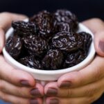 Lý do phụ nữ mãn kinh nên ăn mận khô thường xuyên hơn