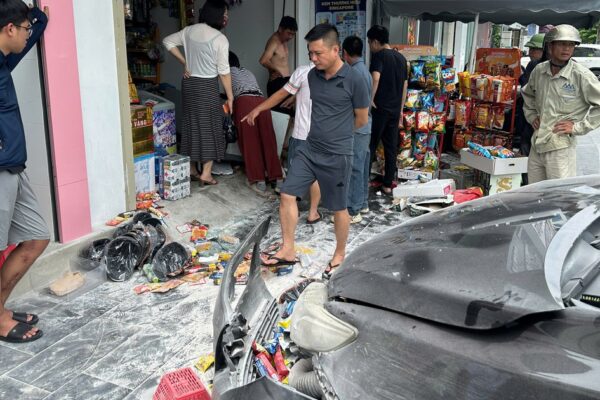 Ô tô tông vào tiệm tạp hóa rồi bốc cháy, người dân dùng gạch phá kính cứu tài xế mắc kẹt