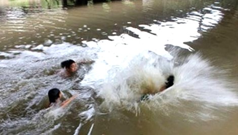 Đau lòng hai cháu nhỏ bị đuối nước khi tắm suối- Ảnh 1. Đau lòng hai cháu nhỏ bị đuối nước khi tắm suối- Ảnh 1.