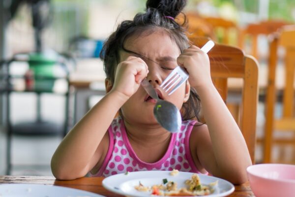 Cân bằng dinh dưỡng khi trẻ sinh hoạt thất thường trong ngày hè