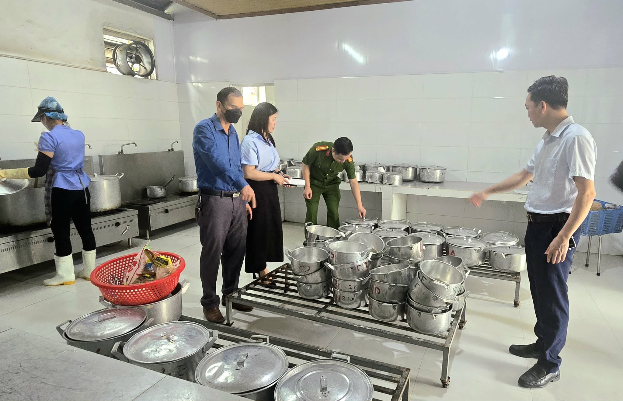 80-17780324513031486861330 Phát hiện kiến trên khay chế biến bánh mỳ: Đoàn liên ngành tỉnh Nghệ An kiên quyết xử lý sai phạm- Ảnh 2.