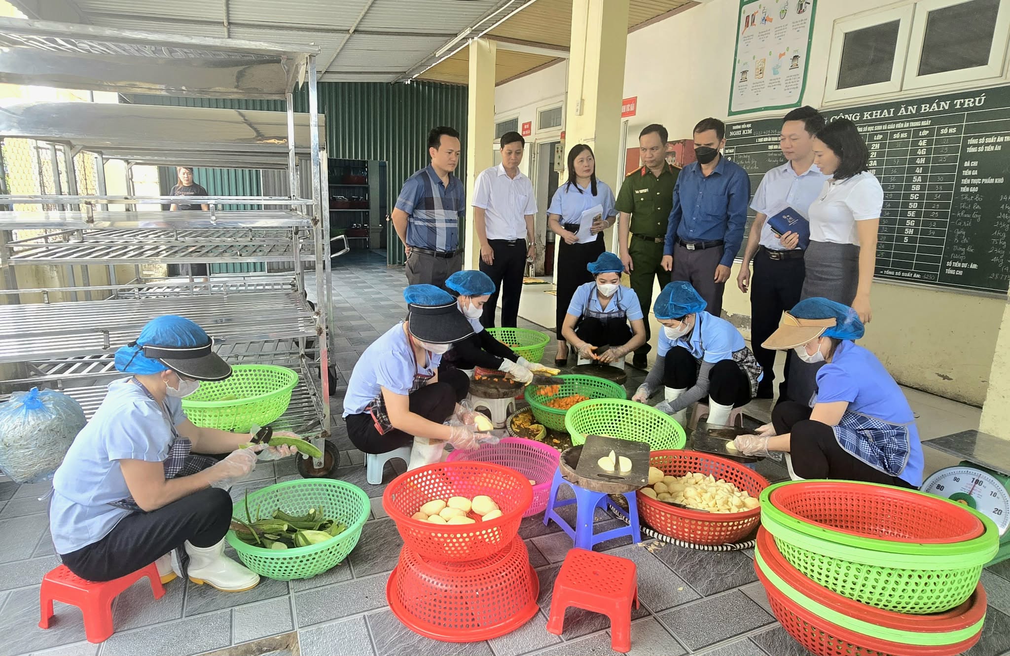 81-177803245127850546910 Phát hiện kiến trên khay chế biến bánh mỳ: Đoàn liên ngành tỉnh Nghệ An kiên quyết xử lý sai phạm- Ảnh 1.