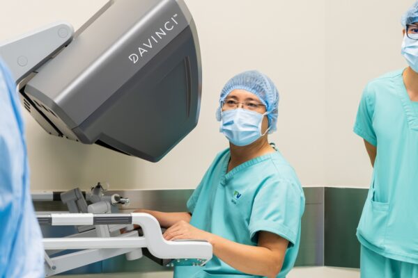 Robot da Vinci Xi tích hợp công nghệ ICG giúp bác sĩ FV cắt u phổi chính xác, bảo tồn tối đa mô lành