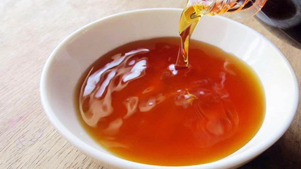 cach-phan-biet-nuoc-mam-truyen-thong-va-nuoc-cham-cong-nghiep-1-17785783028991927290587 Nước mắm hay muối: Dùng thế nào để không lo tăng huyết áp?- Ảnh 1.