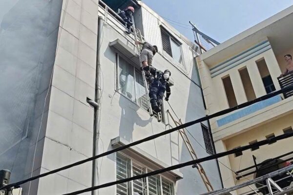 Cảnh sát kịp thời cứu nạn nhân trong vụ cháy nhà 5 tầng ở TPHCM