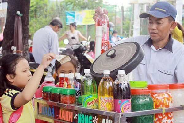 Kiểm soát đồ ăn vặt và nước giải khát có đường khi trẻ nghỉ hè