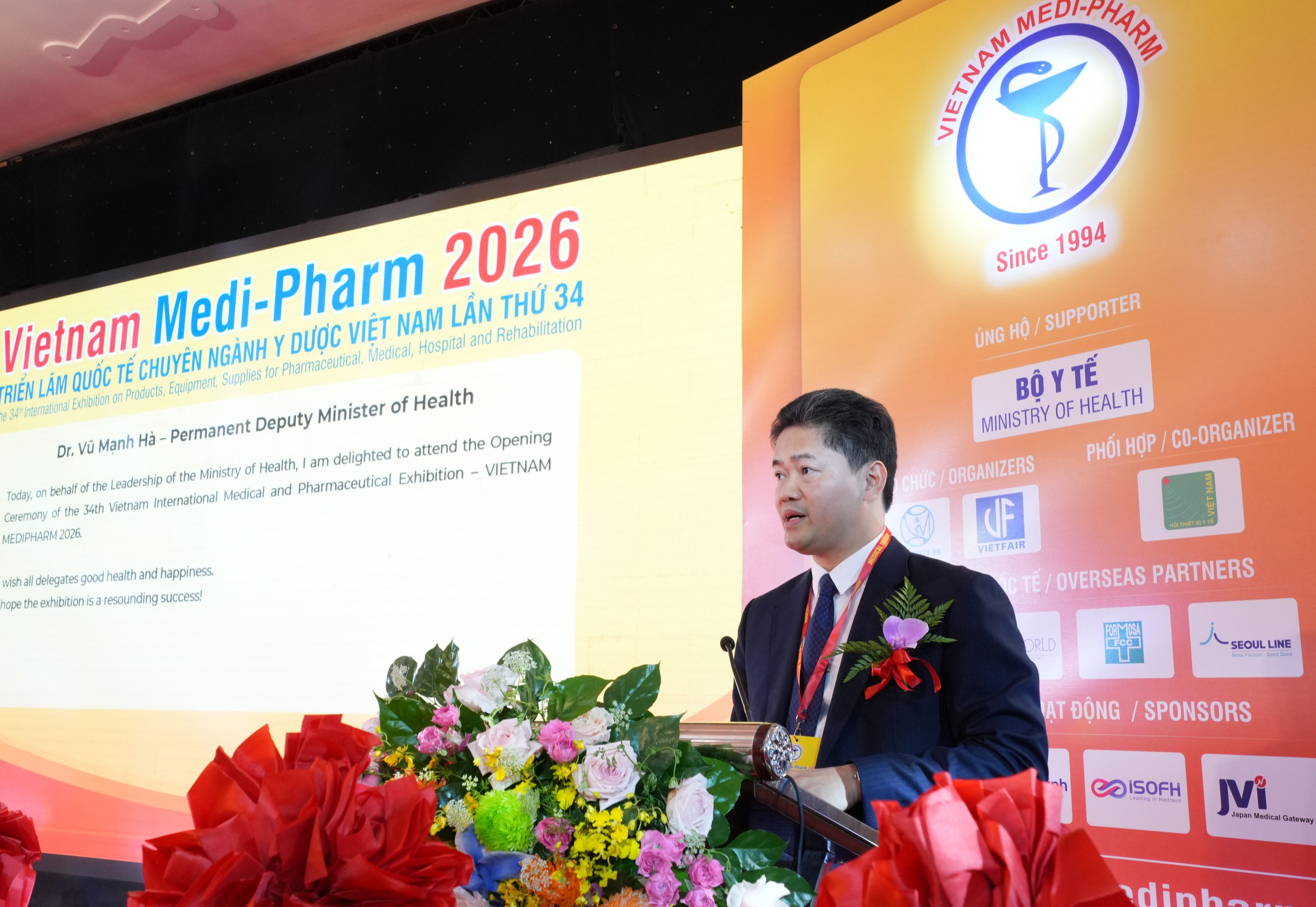 edit-thu-truong-phat-bieu-cat-bang-va-tham-quan-trien-lam-2-17780613436921983757349 Thúc đẩy ứng dụng công nghệ số, trí tuệ nhân tạo, dữ liệu lớn tại Triển lãm quốc tế chuyên ngành y dược- Ảnh 1.
