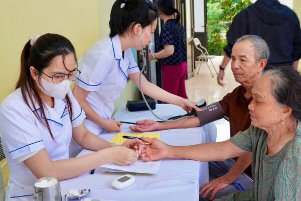 Quảng Ninh: Khám sàng lọc, cấp phát thuốc miễn phí cho hàng nghìn người dân