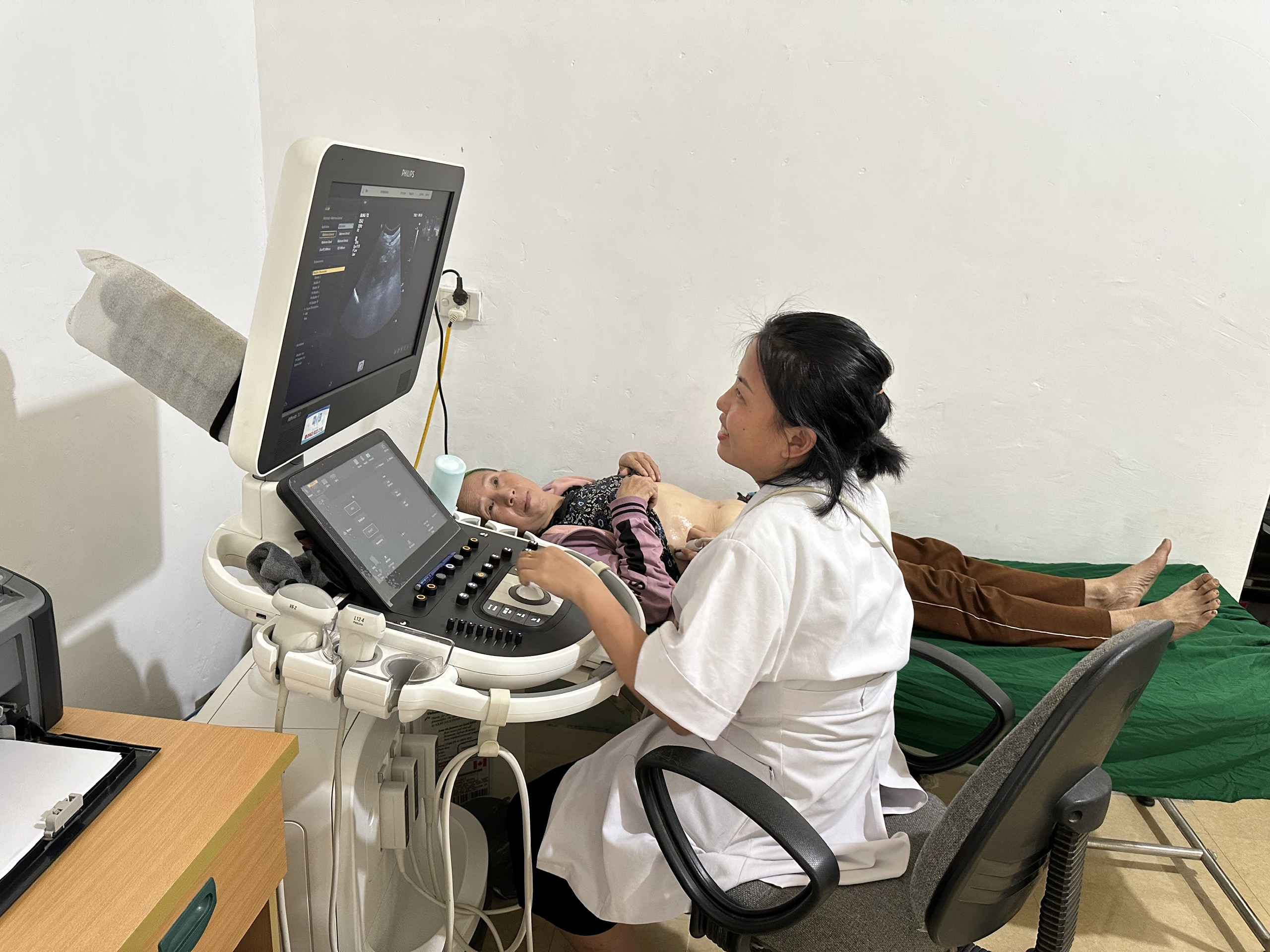 Y tế Nghệ An đưa chăm sóc sức khỏe đến bản làng xa- Ảnh 3.