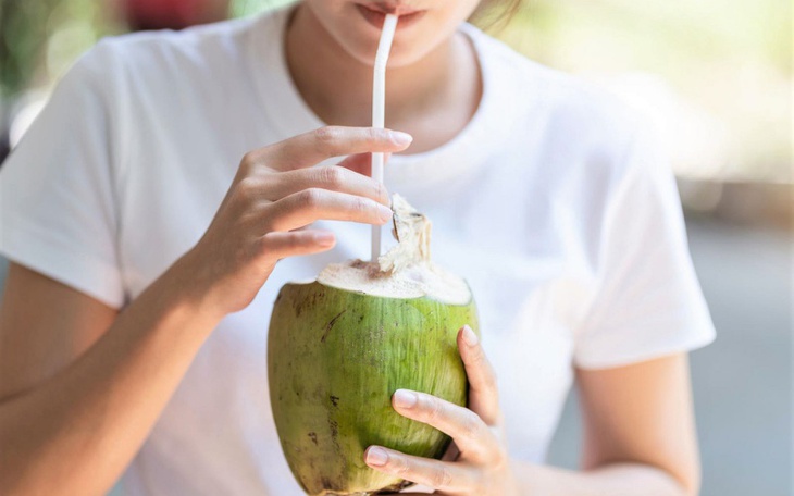 nuoc-dua-1778053585234161102028-0-0-500-800-crop-177805359189759428633-1 3 thời điểm uống nước dừa tốt nhất cho sức khỏe