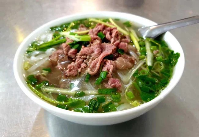 pho-bo-tai-lan-17782101818731011729374 Lợi ích khi ăn phở bò tái, cách ăn tốt và an toàn cho sức khỏe- Ảnh 2.