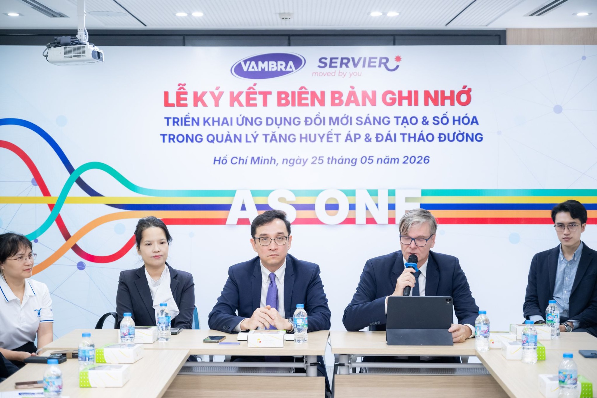 photo-1779710452101-17797104522941170854814 VAMBRA và Servier ký kết Biên bản ghi nhớ hợp tác thúc đẩy đổi mới số trong quản lý tăng huyết áp và đái tháo đường tại Việt Nam- Ảnh 3.