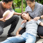 Đi ngoài trời nắng có biểu hiện choáng, đau đầu cần khẩn trương gọi cấp cứu